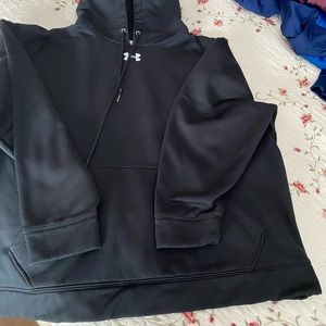 Under Armour black men’s sweatshirt